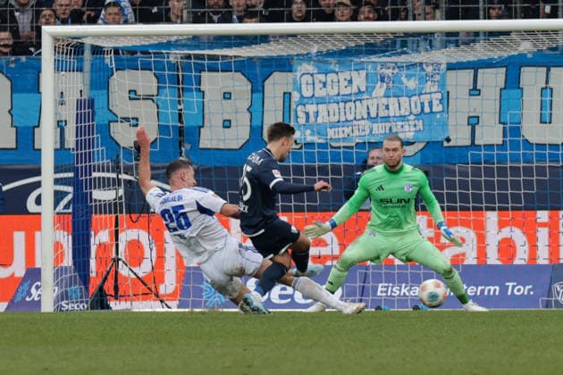 31 01 2026, xgrfx, Soccer 2 Bundesliga, VfL Bochum FC Schalke 04 v l Nikola Katic FC Schalke 04 , Felix Passlack VfL Bochum , Loris Karius FC Schalke 04 DFL DFB REGULATIONS PROHIBIT ANY USE OF PHOTOGRAPHS as IMAGE SEQUENCES and or QUASI VIDEO Bochum