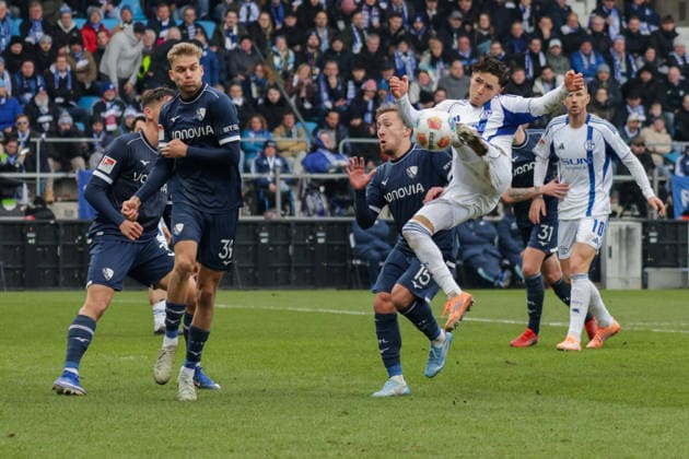 31 01 2026, xgrfx, Soccer 2 Bundesliga, VfL Bochum FC Schalke 04 v l Cajetan Lenz VfL Bochum , Souifane El Fazoui FC Schalke 04 DFL DFB REGULATIONS PROHIBIT ANY USE OF PHOTOGRAPHS as IMAGE SEQUENCES and or QUASI VIDEO Bochum