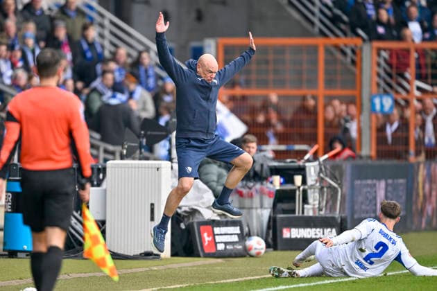 Uwe Rösler Roesler Bochum jumps high and tries to avoid Felipe Sanchez Schalke 2 31 01 2026 Soccer VfL Bochum vs FC Schalke 04, Vonovia Ruhrstadion, Bochum, DFB DFL REGULATIONS PROHIBIT ANY USE OF PHOTOGRAPHS AS IMAGE SEQUENCES AND OR QUASI VIDEO Copyright: xpepphotox xHorstxMauelshagenx pep00321, pep_20260131_hm_266517