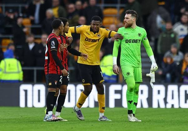 Jose Sa of Wolverhampton Wanderers argues with Junior Kroupi of AFC Bournemouth Wolverhampton Wanderers v AFC Bournemouth, Premier League, Football, Molineux, Wolverhampton, UK - 31 Jan 2026Wolverhampton Molineux United Kingdom EDITORIAL USE ONLY No use with unauthorised audio, video, data, fixture lists, club league logos or live services. Online in-match use limited to 120 images, no video emulation. No use in betting, games or single club league player publications. Copyright: xMichaelxZemanek Shutterstockx 16496747p