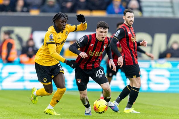 Wolverhampton Wanderers v Bournemouth, Premier League Bournemouth defender Alex Jimenez (20) runs forward with ball during the Premier League match between Wolverhampton Wanderers and Bournemouth at Molineux, Wolverhampton, UK on 31 January 2026. Wolverhampton Molineux West Midlands UK Editorial use only DataCo restrictions apply See www.football-dataco.com , Copyright: xManjitxNarotrax PSI-23661-0013