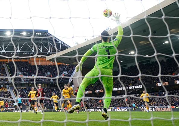 Wolverhampton, England, 31st January 2026. Eli Junior Kroupi of Bournemouth scores the first goal during the Wolverhampton Wanderers vs AFC Bournemouth Premier League match at Molineux, Wolverhampton. Picture credit should read: Andrew Yates Sportimage EDITORIAL USE ONLY. No use with unauthorised audio, video, data, fixture lists, club league logos or live services. Online in-match use limited to 120 images, no video emulation. No use in betting, games or single club league player publications. SPI_044_AY_Wolves_Bmouth SPI-4493-0042