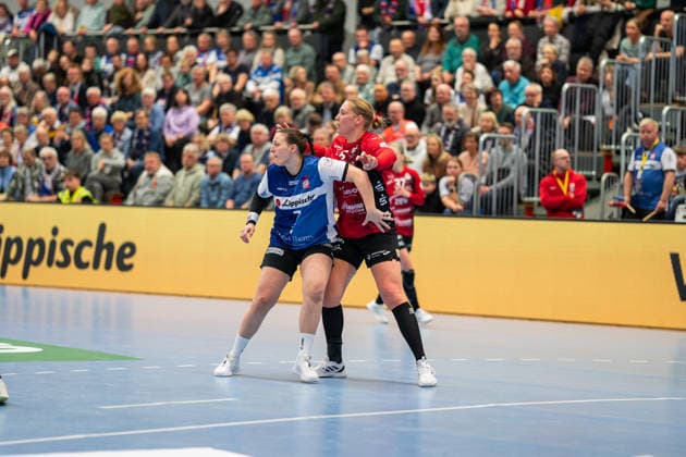 HSG Blomberg Lippe GER vs BSV Sachsen Zwickau GER , Handball, 1 Handball Bundesliga Women, 15 Matchday, 31 1 2026, Season 2025 2026, Blomberg Diana Magnusdottir HSG Blomberg Lippe, 07 in defense against Laura Szabo BSV Sachsen Zwickau, 06 Blomberg Sporthalle an der Ulmenallee Germany