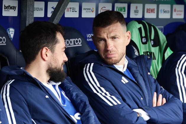 Bochum, Germany, 31 01 26, Amin Younes FC Schalke 04 and Edin Dzeko FC Schalke 04 on the bench during the Bundesliga 2 match between VfL 1848 Bochum FC Schalke 04 at the Vonovia Ruhrstadion in Bochum Photo by Joachim Bywaletz DFB DFL REGULATIONS PROHIBIT ANY USE OF PHOTOGRAPHS AS IMAGE SEQUENCES AND OR QUASI VIDEO Copyright: JoachimxBywaletz xJB-Sportfoto