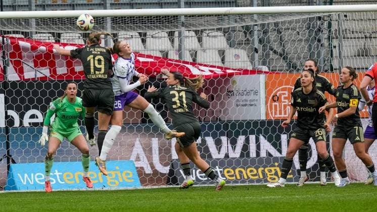Womens football in Essen FOR EDITORIAL PURPOSES ONLY EDITORIAL USE ONLY p Lany Mia Bäcker of SGS Essen in the match against Samantha Steuerwald of 1 FC Union Berlin The match between SGS Essen and 1 FC Union Berlin ended on 31 01 2026 with X X in the stadium Essen at Hafenstraße 97a Michael Gohl FUNKE Foto Services p Sport Deutschland Nordrhein Westfalen Essen Copyright MichaelxGohl Copyright: MichaelxGohl doc84dhy91ywch1mveay1qlx ,EDITORIAL USE ONLY Copyright: MichaelxGohl