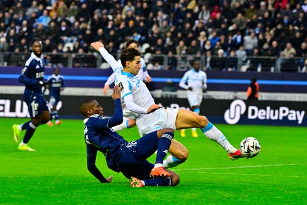 FOOTBALL : Paris FC vs Marseille - Ligue 1 - 31 01 2026 Adama CAMARA ( 17 - PFC ) and NAYEF AGUERD ( 21 - Olympique Marseille ) during the Ligue 1 match between Paris FC and Olympique de Marseille at Stade Jean Bouin on January 31, 2026 in Paris, France. ( Photo by Federico Pestellini PsnewZ ) - ParisFrance  Copyright: xFedericoxPestellinix
