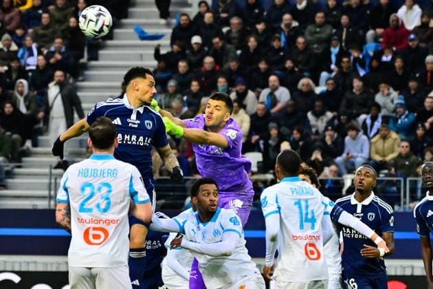 FOOTBALL : Paris FC vs Marseille - Ligue 1 - 31 01 2026 Geronimo Rulli ( 1 - Olympique Marseille ) and Timothee Kolodziejczak ( 15 - PFC ) during the Ligue 1 match between Paris FC and Olympique de Marseille at Stade Jean Bouin on January 31, 2026 in Paris, France. ( Photo by Federico Pestellini PsnewZ ) - ParisFrance  Copyright: xFedericoxPestellinix