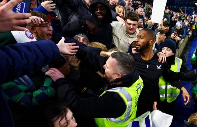 Beto of Everton with fans at full time. Brighton and Hove Albion v Everton, Premier League, Football, American Express Community Stadium, Brighton, UK - 31 Jan 2026Brighton American Express Community Stadi United Kingdom EDITORIAL USE ONLY No use with unauthorised audio, video, data, fixture lists, club league logos or live services. Online in-match use limited to 120 images, no video emulation. No use in betting, games or single club league player publications. Copyright: xJamesxMarsh Shutterstockx 16496734bd