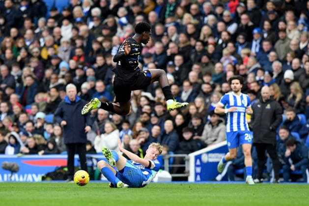 Brighton and Hove Albion v Everton, Premier League Thierno Barry Forward of Everton FC jumps over the sliding tackle by Jan Paul van Hecke Defender of Brighton and Hove Albion during the Premier League match between Brighton and Hove Albion and Everton at the American Express Stadium, Brighton and Hove, UK on 31 January 2026. Brighton and Hove American Express Stadium East Sussex UK Editorial use only DataCo restrictions apply See www.football-dataco.com , Copyright: xJeffxMoodx PSI-23658-0049