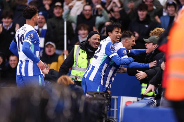 Brighton and Hove Albion gegen Everton 31. Januar 2026, Brighton Premier League Fußball Brighton and Hove Albion gegen Everton Pascal Gross von Brighton Hove Albion feiert sein erstes Tor mit den Fans Foto Jacques Feeney Offside Brighton UK  Copyright: xJacquesxFeeneyx xOffsidexOffside