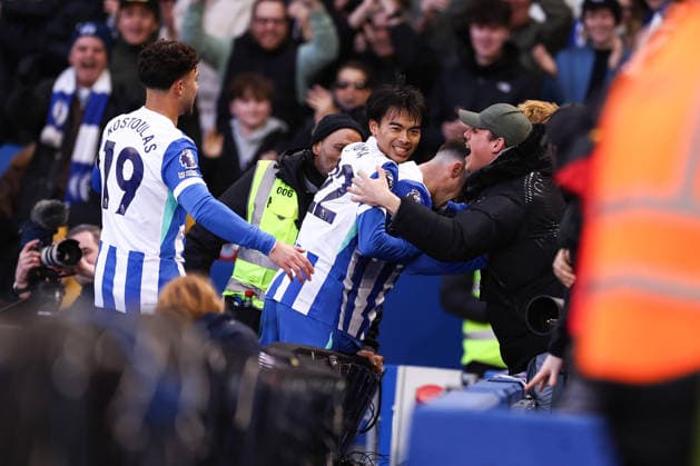 Brighton and Hove Albion gegen Everton 31. Januar 2026, Brighton Premier League Fußball Brighton and Hove Albion gegen Everton Pascal Gross von Brighton Hove Albion feiert sein erstes Tor mit den Fans Foto Jacques Feeney Offside Brighton UK  Copyright: xJacquesxFeeneyx xOffsidexOffside