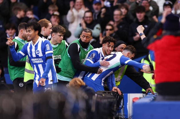 Brighton and Hove Albion gegen Everton 31. Januar 2026, Brighton Premier League Fußball Brighton and Hove Albion gegen Everton Pascal Gross von Brighton Hove Albion feiert sein erstes Tor mit den Fans Foto Jacques Feeney Offside Brighton UK  Copyright: xJacquesxFeeneyx xOffsidexOffside