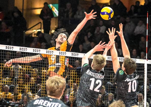 31 01 2026, xlakx, Volleyball 1 Bundesliga Men, BR Volleys FT 1844 Freiburg v l Nolan Flexen BR Volleys , Liam Kristjanson FT 1844 Freiburg , Marco Frohberg FT 1844 Freiburg Block at the net Berlin Daniel Lakomski