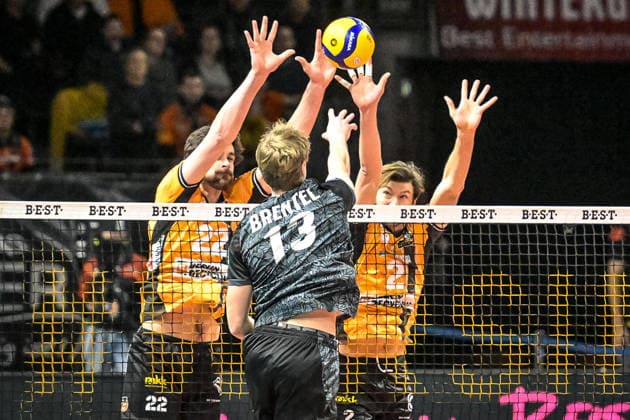 31 01 2026, xlakx, Volleyball 1 Bundesliga Men, BR Volleys FT 1844 Freiburg v l Jake Hanes BR Volleys , Jannik Brentel FT 1844 Freiburg , Matthew Knigge BR Volleys Block Berlin Daniel Lakomski