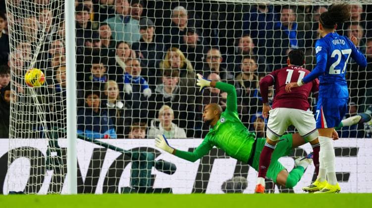 Chelsea goalkeeper Robert Sanchez is beaten by the opening goal scored by Jarrod Bowen of West Ham United Chelsea v West Ham United, Premier League, Football, Stamford Bridge, London, UK - 31 Jan 2026London Stamford Bridge United Kingdom EDITORIAL USE ONLY No use with unauthorised audio, video, data, fixture lists, club league logos or live services. Online in-match use limited to 120 images, no video emulation. No use in betting, games or single club league player publications. Copyright: xJavierxGarcia Shutterstockx 16496749d
