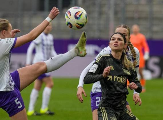 Womens football in Essen FOR EDITORIAL PURPOSES ONLY EDITORIAL USE ONLY p Paula Flach and Lany Mia Bäcker from SGS Essen in the match against Eileen Michelle Campbell from 1 FC Union Berlin The match between SGS Essen and 1 FC Union Berlin ended on 31 01 2026 with 2 4 in the stadium Essen at Hafenstraße 97a Michael Gohl FUNKE Foto Services p Sport Deutschland Nordrhein Westfalen Essen Copyright MichaelxGohl Copyright: MichaelxGohl doc84digllojdi184r9pjir ,EDITORIAL USE ONLY Copyright: MichaelxGohl