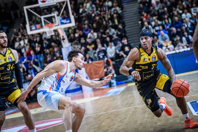 easycredit BBL Basketball Bundesliga 2025 2026 18 Matchday 31 01 2026 Science City Jena vs MHP RIESEN Ludwigsburg v re on the ball Stefan Smith Ludwigsburg vs Kristofer Krause Jena Sparkassen Arena