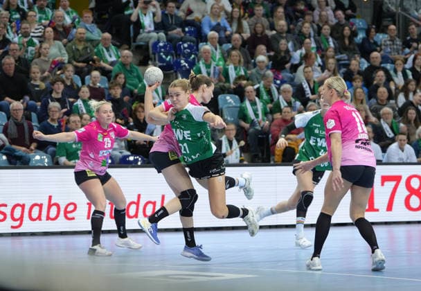 Handball I Women I Season 2025 2026 I 1 HBF I 15 Matchday I VFL Oldenburg SV Union Halle Neustadt I 31 01 2026 Joanna Granicka 21, VfL Oldenburg with train to goal Oldenburg Small EWE Arena Lower Saxony Germany Copyright: xLobeca JonasxBoningx