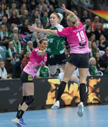 Handball I Women I Season 2025 2026 I 1 HBF I 15 Matchday I VFL Oldenburg SV Union Halle Neustadt I 31 01 2026 Madeleine Östlund 13, SV Union Halle Neustadt and Lea Gruber 19, SV Union Halle Neustadt in defense Oldenburg Small EWE Arena Lower Saxony Germany Copyright: xLobeca JonasxBoningx