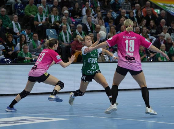 Handball I Women I Season 2025 2026 I 1 HBF I 15 Matchday I VFL Oldenburg SV Union Halle Neustadt I 31 01 2026 Madeleine Östlund 13, SV Union Halle Neustadt , Joanna Granicka 21, VfL Oldenburg , Lea Gruber 19, SV Union Halle Neustadt Oldenburg Kleine EWE Arena Niedersachsen Germany Copyright: xLobeca JonasxBoningx