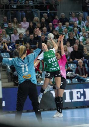 Handball I Women I Season 2025 2026 I 1 HBF I 15 Matchday I VFL Oldenburg SV Union Halle Neustadt I 31 01 2026 Full force on goal Jenny Behrend 30, VfL Oldenburg v Ela Szott 71, SV Union Halle Neustadt Oldenburg Small EWE Arena Lower Saxony Germany Copyright: xLobeca JonasxBoningx