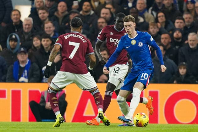 Chelsea v West Ham United, Premier League Cole Palmer of Chelsea under pressure from El Hadji Malick Diouf of West Ham United and Crysencio Summerville of West Ham United during the Chelsea v West Ham United Premier League match at Stamford Bridge, London, England on 31 January 2026 Credit: Dylan Hepworth Every Second Media Editorial use only. All images are copyright Every Second Media Limited. No images may be reproduced without prior permission. All rights reserved. Premier League and Football League images are subject to licensing agreements with Football DataCo Limited. see https: www.football-dataco.com Copyright: xIMAGO EveryxSecondxMediax ESM-1782-0023 DylanxHepworthx xEveryxSecondxMediax