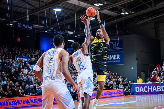 easycredit BBL Basketball Bundesliga 2025 2026 18 Matchday 31 01 2026 Science City Jena vs MHP RIESEN Ludwigsburg v re Elijah Hughes Lubu throwing against Keith Braxton Jena Sparkassen Arena