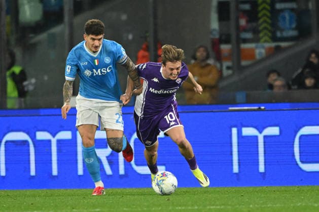 CALCIO - Serie A - SSC Napoli vs ACF Fiorentina Giovanni Di Lorenzo of SSC Napoli competes for the ball with Albert Guomundsson of ACF Fiorentina during Serie A Enelive match between SSC Napoli vs ACF Fiorentina:Danilo Gemito Live Photo Naples Italy  Copyright: xIPAxSport ABACAx