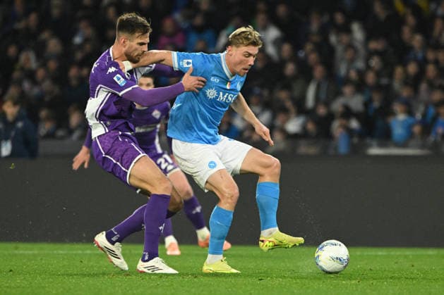 CALCIO - Serie A - SSC Napoli vs ACF Fiorentina Rasmus Hojlund of SSC Napoli competes for the ball with Marco Brescianini of ACF fiorentina during Serie A Enelive match between SSC Napoli vs ACF Fiorentina:Danilo Gemito Live Photo Naples Italy  Copyright: xIPAxSport ABACAx