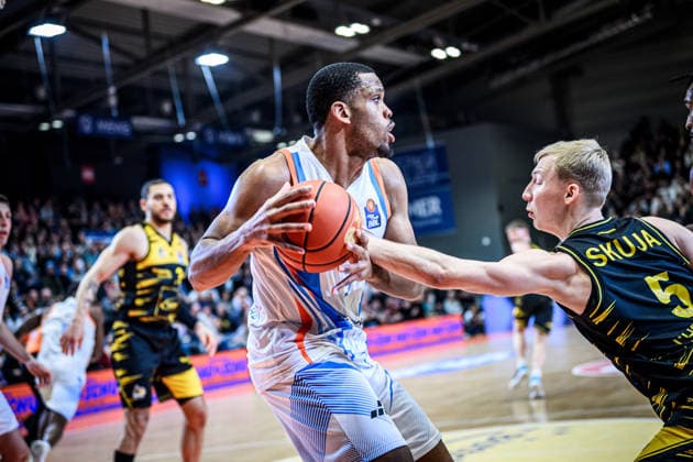 easycredit BBL Basketball Bundesliga 2025 2026 18 Matchday 31 01 2026 Science City Jena vs MHP RIESEN Ludwigsburg v li in the duel for the ball Will McNair Jena vs Toms Skuja Lubu Sparkassen Arena