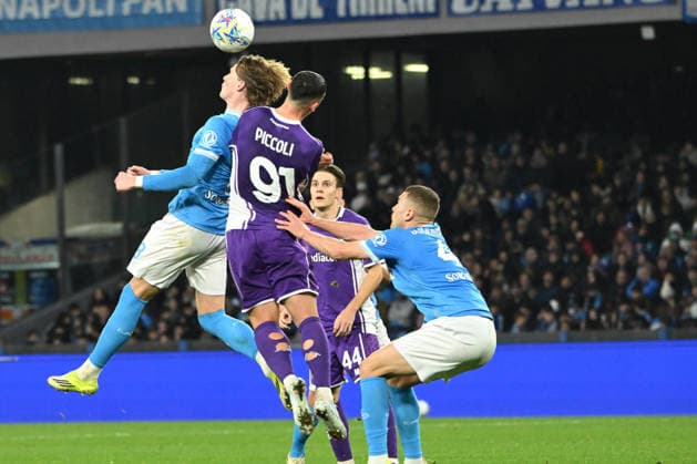 Scott McTominay of SSC Napoli competes for the ball with Roberto Piccoli of ACF Fiorentina during Serie A Enelive match between SSC Napoli vs ACF Fiorentina:Danilo Gemito Live Photo  Copyright: xDaniloxGemito IPAxSportx xipa-agency.netx xx IPA_70802391 IPA_Agency_IPA70802391