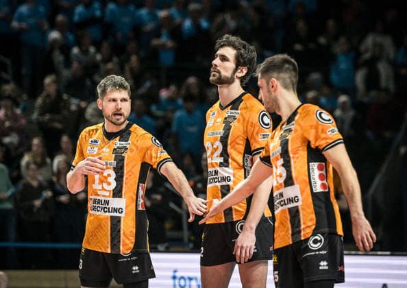 31 01 2026, xlakx, Volleyball 1 Bundesliga Men, BR Volleys FT 1844 Freiburg v l Ruben Schott BR Volleys , Jake Hanes BR Volleys , Moritz Reichert BR Volleys high-five Berlin Daniel Lakomski