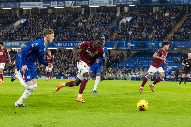 Chelsea v West Ham United, Premier League Chelsea midfielder Cole Palmer (10) and West Ham United defender El Hadji Malick Diouf (12) chase the ball during the Premier League match between Chelsea and West Ham United at Stamford Bridge, London, UK on 31 January 2026. London Stamford Bridge Greater London UK Editorial use only DataCo restrictions apply See www.football-dataco.com , Copyright: xToyinxOshodix PSI-23659-0010