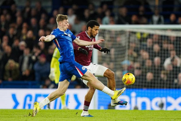Chelsea v West Ham United, Premier League Liam Delap of Chelsea and Jean-Clair Todibo of West Ham United battling for the ball during the Chelsea v West Ham United Premier League match at Stamford Bridge, London, England on 31 January 2026 Credit: Dylan Hepworth Every Second Media Editorial use only. All images are copyright Every Second Media Limited. No images may be reproduced without prior permission. All rights reserved. Premier League and Football League images are subject to licensing agreements with Football DataCo Limited. see https: www.football-dataco.com Copyright: xIMAGO EveryxSecondxMediax ESM-1782-0039 DylanxHepworthx xEveryxSecondxMediax