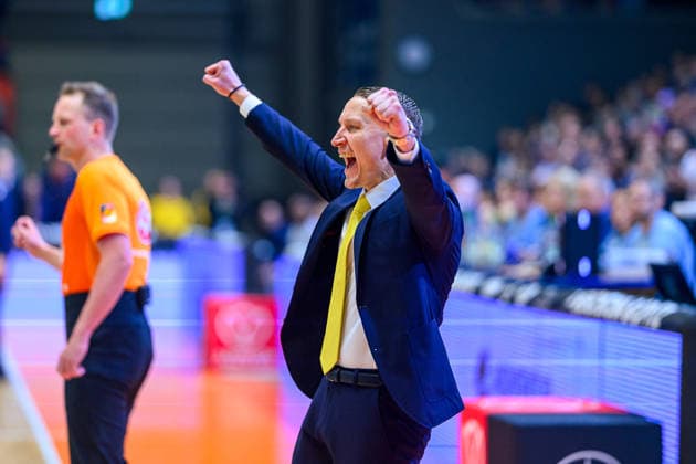 Mikko, Riipinen Coach, MHP Riesen Ludwigsburg Cheers for the first goal GER, Science City Jena vs MHP Riesen Ludwigsburg, easyCredit Basketball Bundesliga, Matchday 18, Season 2025 2026, 31 01 2026 GER, Science City Jena vs MHP Riesen Ludwigsburg, easyCredit Basketball Bundesliga, Matchday 18, Season 2025 2026, 31 01 2026 Jena Copyright: xEibner-Pressefoto MartinxHerbstx EP_MHT