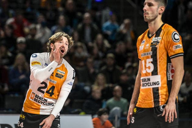 31 01 2026, xlakx, Volleyball 1 Bundesliga Herren, BR Volleys FT 1844 Freiburg v l Kyle Dagostino BR Volleys , Moritz Reichert BR Volleys gives instructions, gesticulates with his arms, gesticulate, gives instructions Berlin Daniel Lakomski
