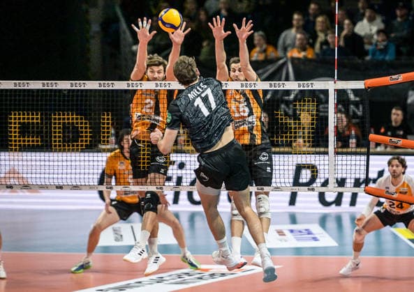 31 01 2026, xlakx, Volleyball 1 Bundesliga Men, BR Volleys FT 1844 Freiburg v l Matthew Knigge BR Volleys , Milles FT 1844 Freiburg , Jake Hanes BR Volleys Block Berlin Daniel Lakomski