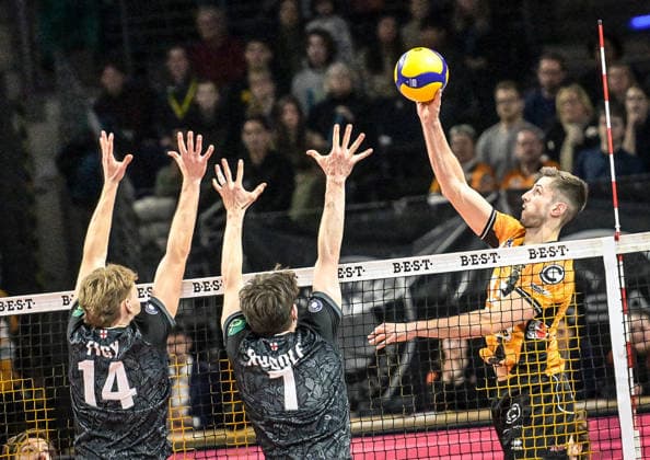 31 01 2026, xlakx, Volleyball 1 Bundesliga Men, BR Volleys FT 1844 Freiburg f l Charles Figy FT 1844 Freiburg , Lorenz Rudolf FT 1844 Freiburg , Moritz Reichert BR Volleys Attack Berlin Daniel Lakomski