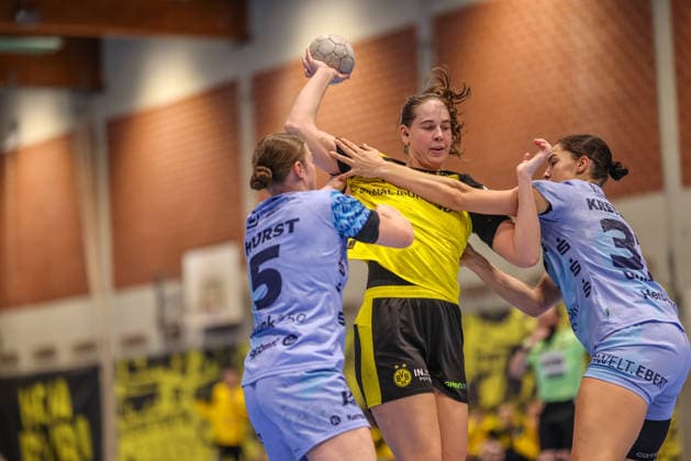 GER, Dortmund, Borussia Dortmund vs HSG Bensheim Auerbach Flames, Alsco Handball Bundesliga Frauen, Handball, DHB, Spielzeit 2025 2026, Sporthalle Wellinghofen, 15 Spieltag im Bild v l Isabell Hurst HSG Bensheim Auerbach Flames Frauen 5 , Guro Nestaker Borussia Dortmund Handball 33 , Lucie Marie Kretzschmar HSG Bensheim Auerbach Flames Frauen 29 , Zweikampf DFB DFL REGULATIONS PROHIBIT ANY USE OF PHOTOGRAPHS AS IMAGE SEQUENCES AND OR QUASI VIDEO, 31 01 2026 Copyright: HMBxMedia HendrikxHamelau