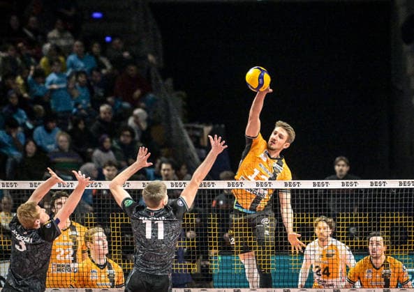 31 01 2026, xlakx, Volleyball 1 Bundesliga Men, BR Volleys FT 1844 Freiburg v l Yannick Harms FT 1844 Freiburg , Karl Klehm FT 1844 Freiburg , Florian Krage Brewitz BR Volleys Attack Berlin Daniel Lakomski