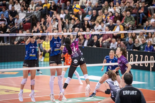 Alianza Darley Schwarze Weiss Erfurt, 14 against Stuttgart block of Lydia Grote Allianz MTV Stuttgart, 05 and Lucia Varela Gomez Allianz MTV Stuttgart, 12 GER, Allianz MTV Stuttgart Schwarz Weiss Erfurt, Volleyball Bundesliga, VBL, 2025 2026 season, 31 01 2026 GER, Allianz MTV Stuttgart Schwarz Weiss Erfurt, Volleyball Bundesliga, VBL, 2025 2026 season, 31 01 2026 Stuttgart Copyright: xSandyxDinkelackerx EP_SDR