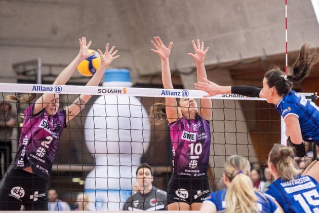 Elizabeth Sandbothe Schwarze Weiss Erfurt, 02 and Kinga Szuecs Schwarze Weiss Erfurt, 10 try to block cue ball from Lydia Grote Allianz MTV Stuttgart, 05 , re GER, Allianz MTV Stuttgart Schwarz Weiss Erfurt, Volleyball Bundesliga, VBL, Spielzeit 2025 2026, 31 01 2026 GER, Allianz MTV Stuttgart Schwarz Weiss Erfurt, Volleyball Bundesliga, VBL, Spielzeit 2025 2026, 31 01 2026 Stuttgart Copyright: xSandyxDinkelackerx EP_SDR