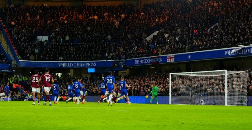 Chelsea goalkeeper Robert Sanchez with a one handed save at 0-2 Chelsea v West Ham United, Premier League, Football, Stamford Bridge, London, UK - 31 Jan 2026London Stamford Bridge United Kingdom EDITORIAL USE ONLY No use with unauthorised audio, video, data, fixture lists, club league logos or live services. Online in-match use limited to 120 images, no video emulation. No use in betting, games or single club league player publications. Copyright: xJavierxGarcia Shutterstockx 16496749ab
