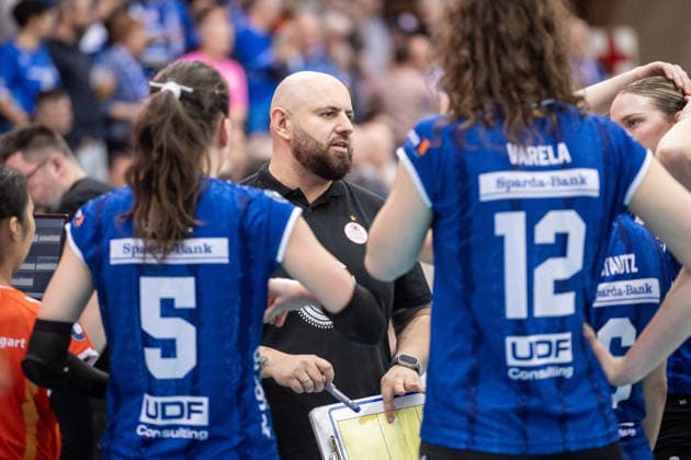Konstantin Bitter Allianz MTV Stuttgart, Head Coach Timeout, Team Speech GER, Allianz MTV Stuttgart Schwarz Weiss Erfurt, Volleyball Bundesliga, VBL, Season 2025 2026, 31 01 2026 GER, Allianz MTV Stuttgart Schwarz Weiss Erfurt, Volleyball Bundesliga, VBL, Season 2025 2026, 31 01 2026 Stuttgart Copyright: xSandyxDinkelackerx EP_SDR