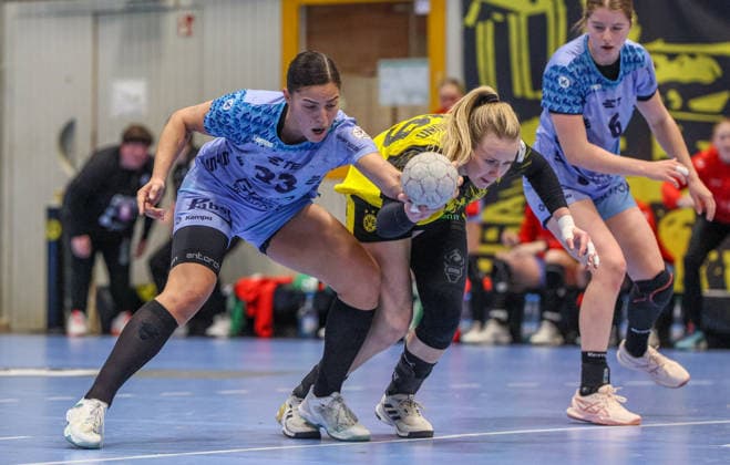 GER, Dortmund, Borussia Dortmund vs HSG Bensheim Auerbach Flames, Alsco Handball Bundesliga Frauen, Handball, DHB, Spielzeit 2025 2026, Sporthalle Wellinghofen, 15 Spieltag im Bild v l Lucie Marie Kretzschmar HSG Bensheim Auerbach Flames Frauen 29 , Emma Olsson Borussia Dortmund 29d DFB DFL REGULATIONS PROHIBIT ANY USE OF PHOTOGRAPHS AS IMAGE SEQUENCES AND OR QUASI VIDEO, 31 01 2026 Copyright: HMBxMedia HendrikxHamelau