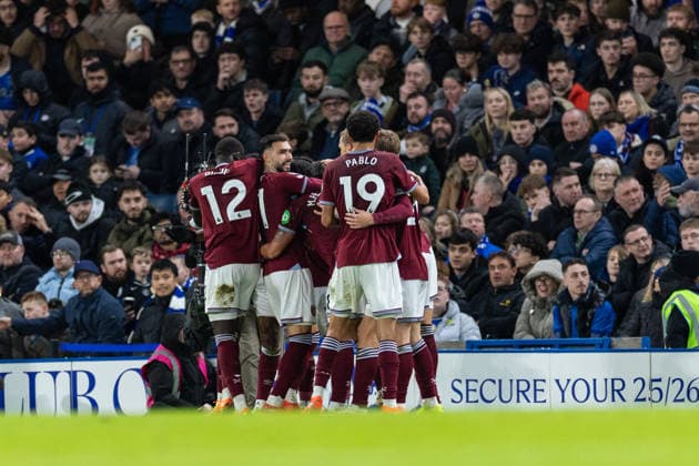 Chelsea v West Ham United, Premier League GOAL 0-2. West Ham United forward Crysencio Summerville (7) celebrates with teammates after scoring a goal during the Premier League match between Chelsea and West Ham United at Stamford Bridge, London, UK on 31 January 2026. London Stamford Bridge Greater London UK Editorial use only DataCo restrictions apply See www.football-dataco.com , Copyright: xToyinxOshodix PSI-23659-0020