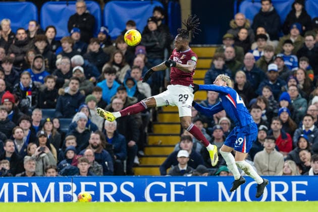 Chelsea v West Ham United, Premier League Chelsea forward Pedro Neto (7) is tended to by the team physios after a collision during the Premier League match between Chelsea and West Ham United at Stamford Bridge, London, UK on 31 January 2026. London Stamford Bridge Greater London UK Editorial use only DataCo restrictions apply See www.football-dataco.com , Copyright: xToyinxOshodix PSI-23659-0033