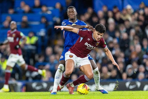 Chelsea v West Ham United, Premier League Chelsea midfielder MoisÃ s Caicedo (25) fouls West Ham United midfielder Mateus Fernandes (18) during the Premier League match between Chelsea and West Ham United at Stamford Bridge, London, UK on 31 January 2026. London Stamford Bridge Greater London UK Editorial use only DataCo restrictions apply See www.football-dataco.com , Copyright: xToyinxOshodix PSI-23659-0037