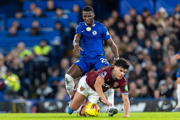 Chelsea v West Ham United, Premier League Chelsea midfielder MoisÃ s Caicedo (25) fouls West Ham United midfielder Mateus Fernandes (18) during the Premier League match between Chelsea and West Ham United at Stamford Bridge, London, UK on 31 January 2026. London Stamford Bridge Greater London UK Editorial use only DataCo restrictions apply See www.football-dataco.com , Copyright: xToyinxOshodix PSI-23659-0039