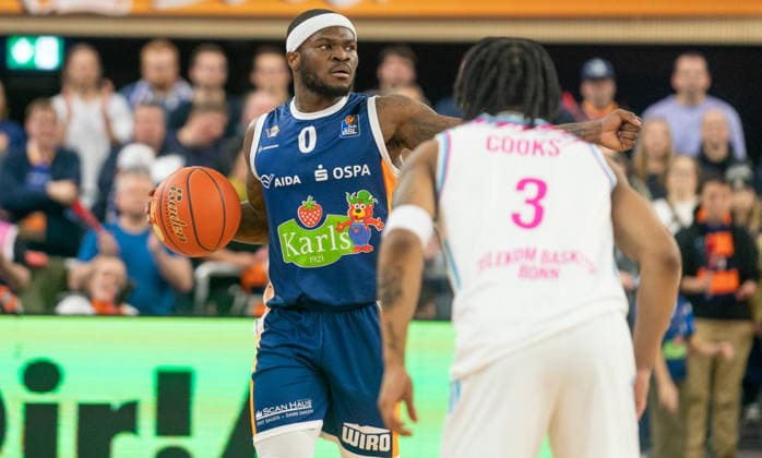 31 1 2026, Basketball, Men, easy credit BBL, easy credit Bundesliga, BBL, Bundesliga, 18 Matchday, Rostock Seawolves Telekom Baskets Bonn TJ Crockett jr Rostock Seawolves, li against Zachery Cooks Telekom Baskets Bonn, re Rostock Stadthalle Mecklenburg Vorpommern Germany